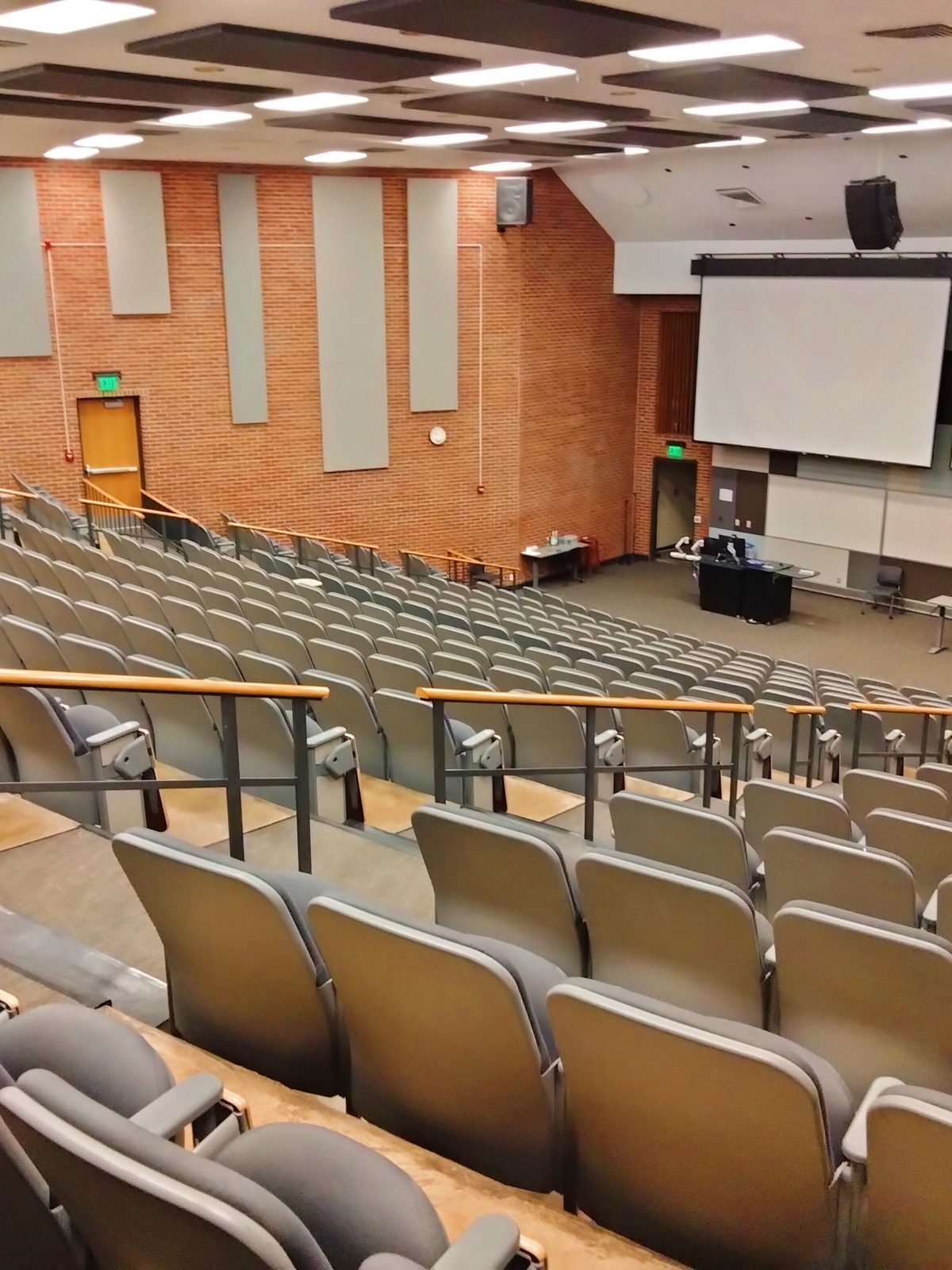 Amphithéâtre universitaire vide avant un cours
